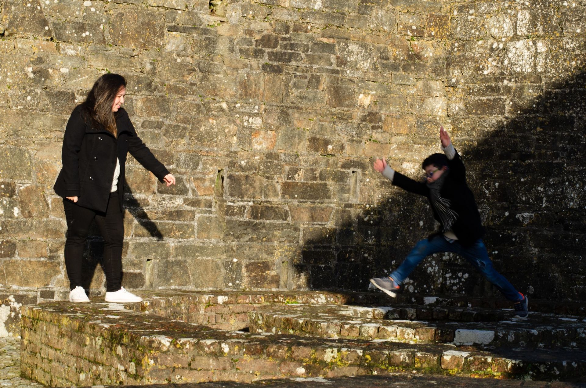 Foto A family walk in Charles Fort in Kinsale at golden hour. Foto A family walk in Charles Fort in Kinsale at golden hour. - Imagem 6