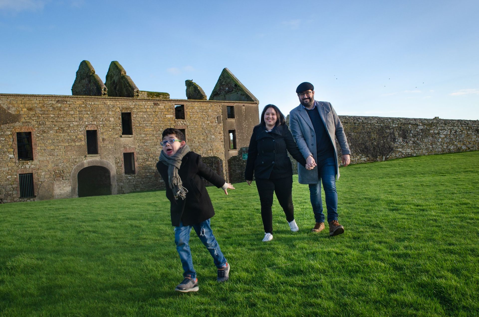 Foto A family walk in Charles Fort in Kinsale. Foto A family walk in Charles Fort in Kinsale. - Imagem 6