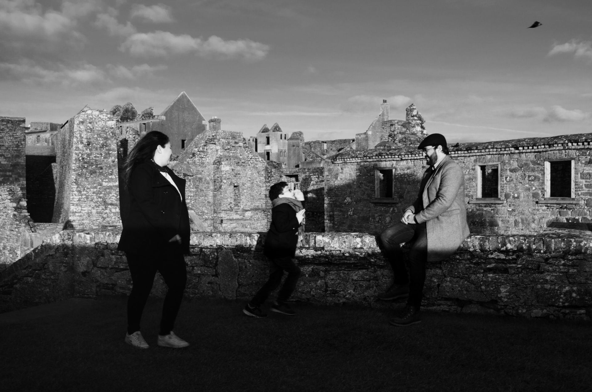Foto A family walk in Charles Fort in Kinsale. Foto A family walk in Charles Fort in Kinsale. - Imagem 15