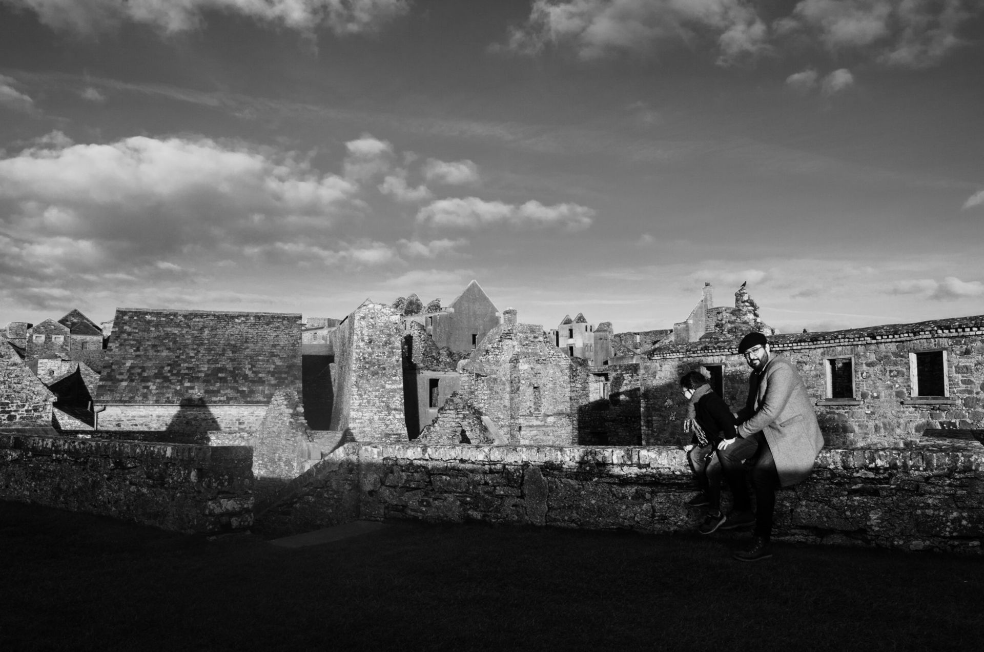 Foto A family walk in Charles Fort in Kinsale. Foto A family walk in Charles Fort in Kinsale. - Imagem 14