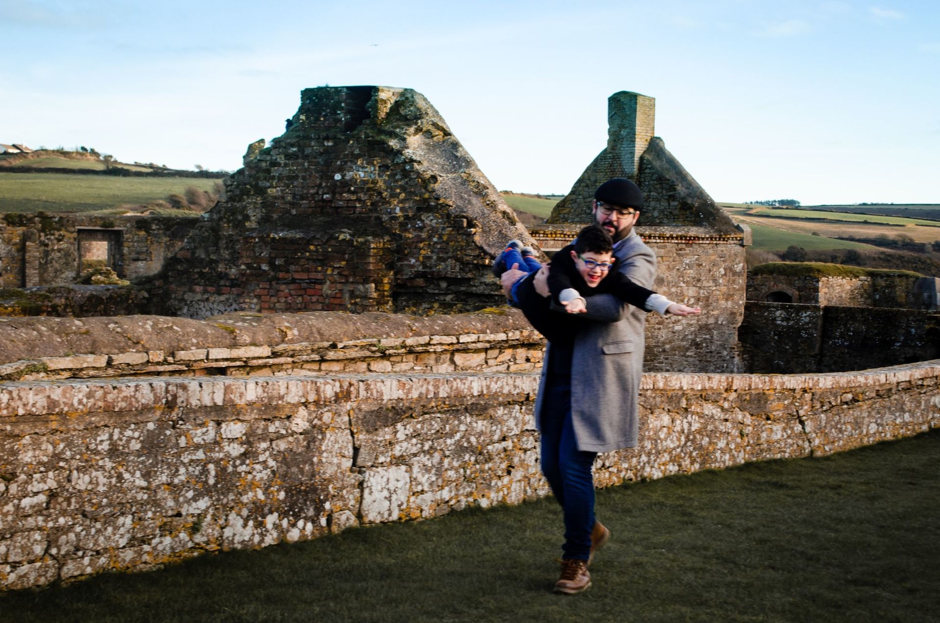 Foto A family walk in Charles Fort in Kinsale. Foto A family walk in Charles Fort in Kinsale. - Imagem 17
