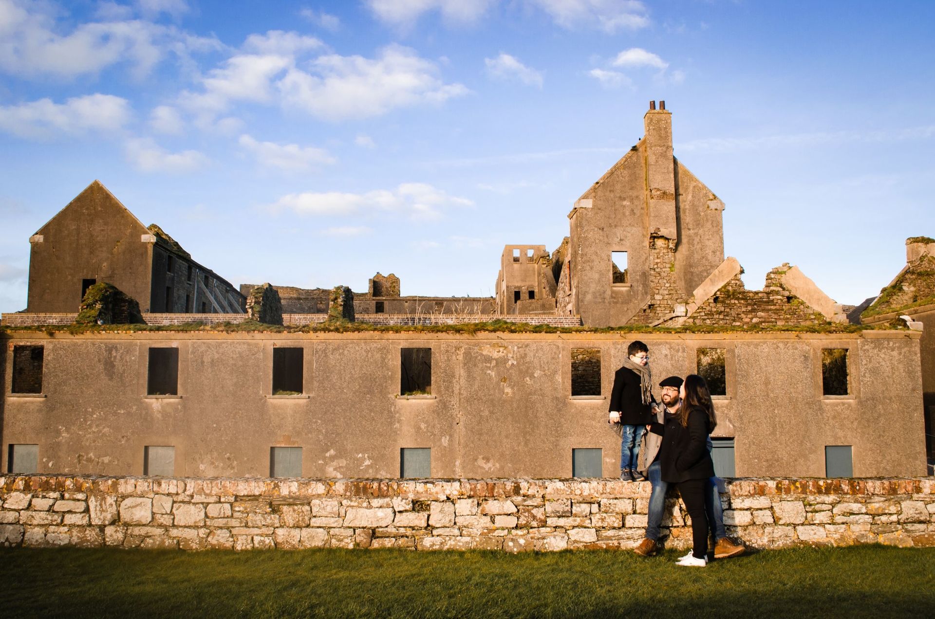 Foto A family walk in Charles Fort in Kinsale. Foto A family walk in Charles Fort in Kinsale. - Imagem 10