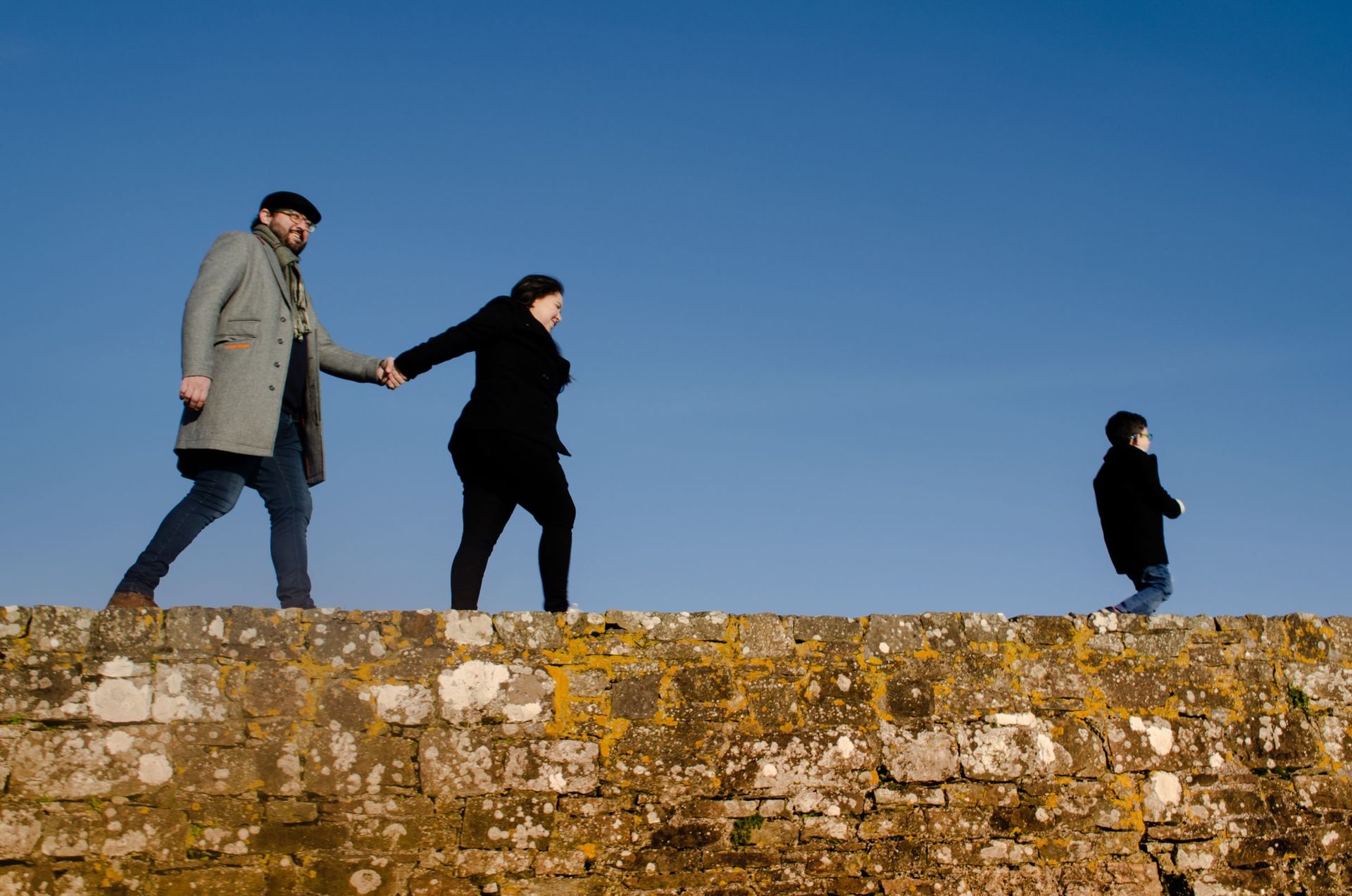 Foto A family walk in Charles Fort in Kinsale at golden hour. Foto A family walk in Charles Fort in Kinsale at golden hour. - Imagem 0