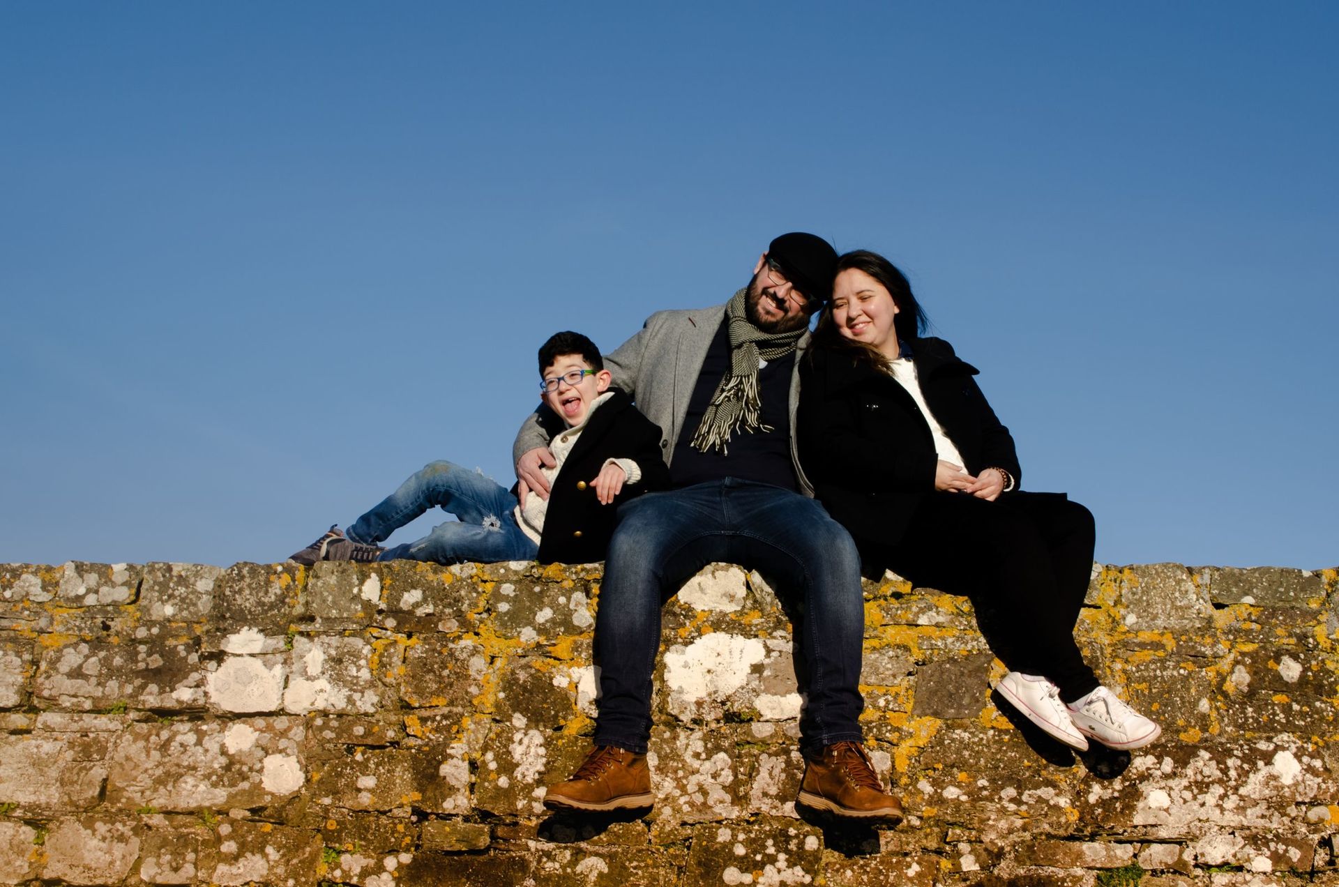 Foto A family walk in Charles Fort in Kinsale at golden hour. Foto A family walk in Charles Fort in Kinsale at golden hour. - Imagem 2