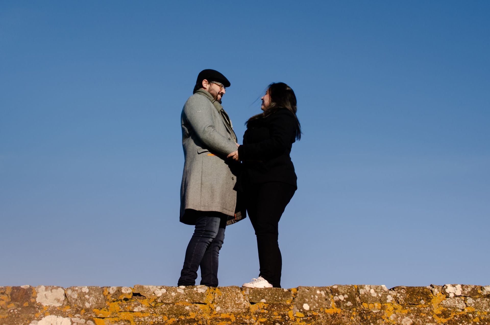 Foto A family walk in Charles Fort in Kinsale at golden hour. Foto A family walk in Charles Fort in Kinsale at golden hour. - Imagem 1