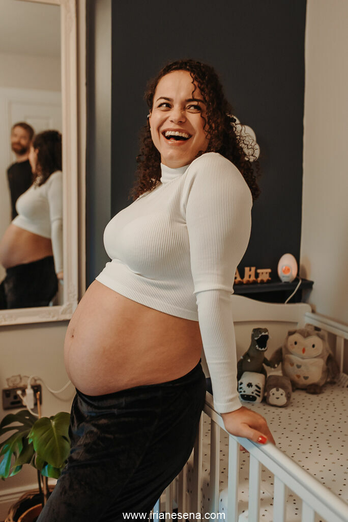 Foto Lifestyle Maternity photoshoot in Cork - at home session. Foto Lifestyle Maternity photoshoot in Cork - at home session. - Imagem 33
