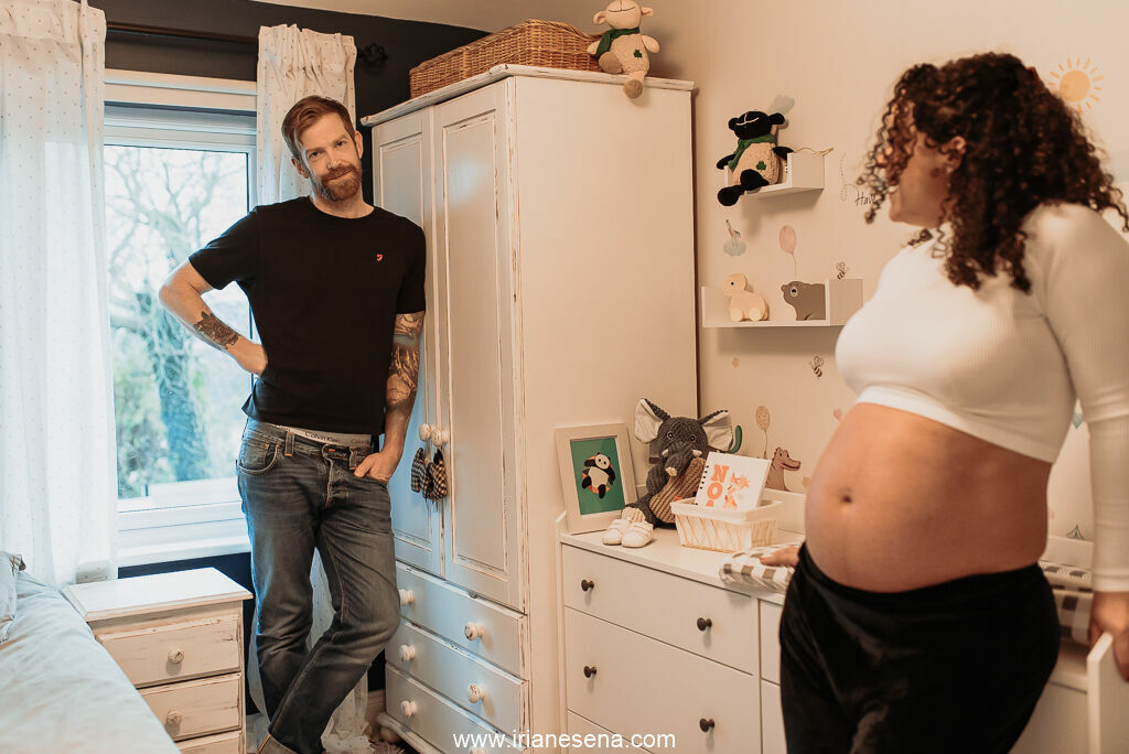 Foto Lifestyle Maternity photoshoot in Cork - at home session. Foto Lifestyle Maternity photoshoot in Cork - at home session. - Imagem 35